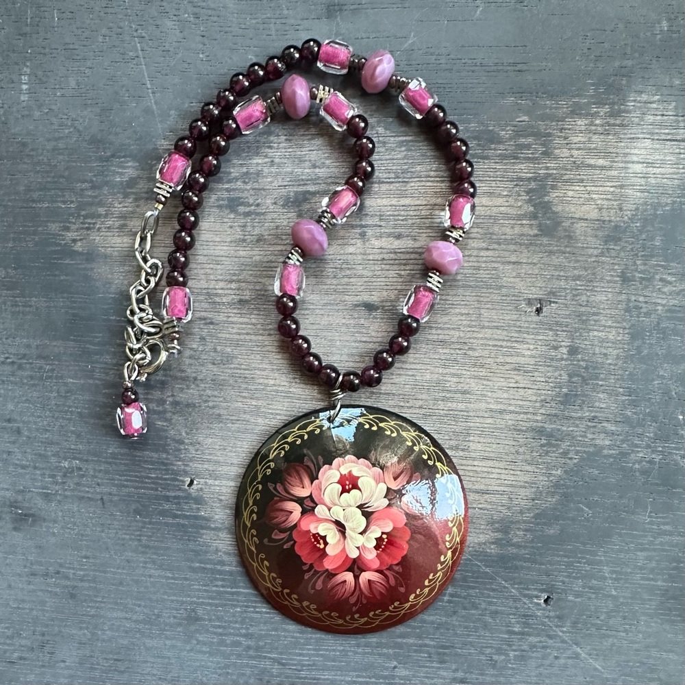 Vintage hand painted Russian lacquer round brooch pendant necklace, signed, 2” - Picture 2 of 8
